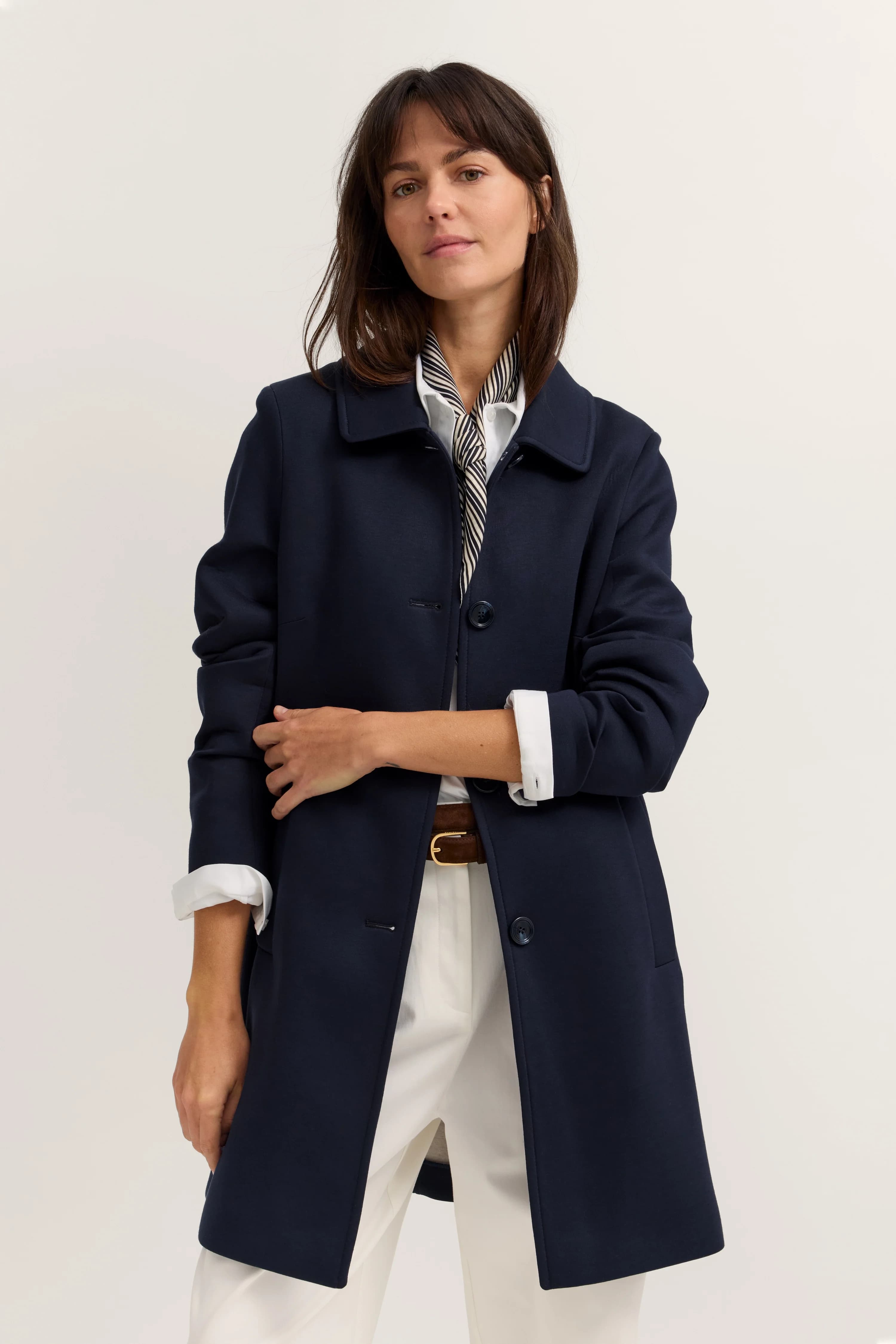 Femininer Kurzmantel mit Umlegekragen und klassischen Taschen in marine