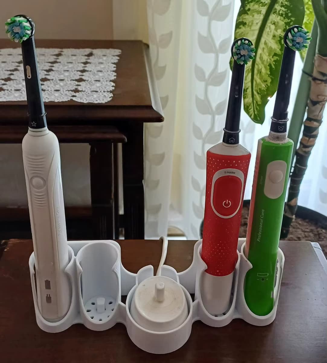 Elektrischer Zahnbürstenhalter, kompatibel mit Oral-B, mit Ladegerät-Aufbewahrungsfach in der Mitte zum Organisieren und Aufbewahren von Zahnbürsten