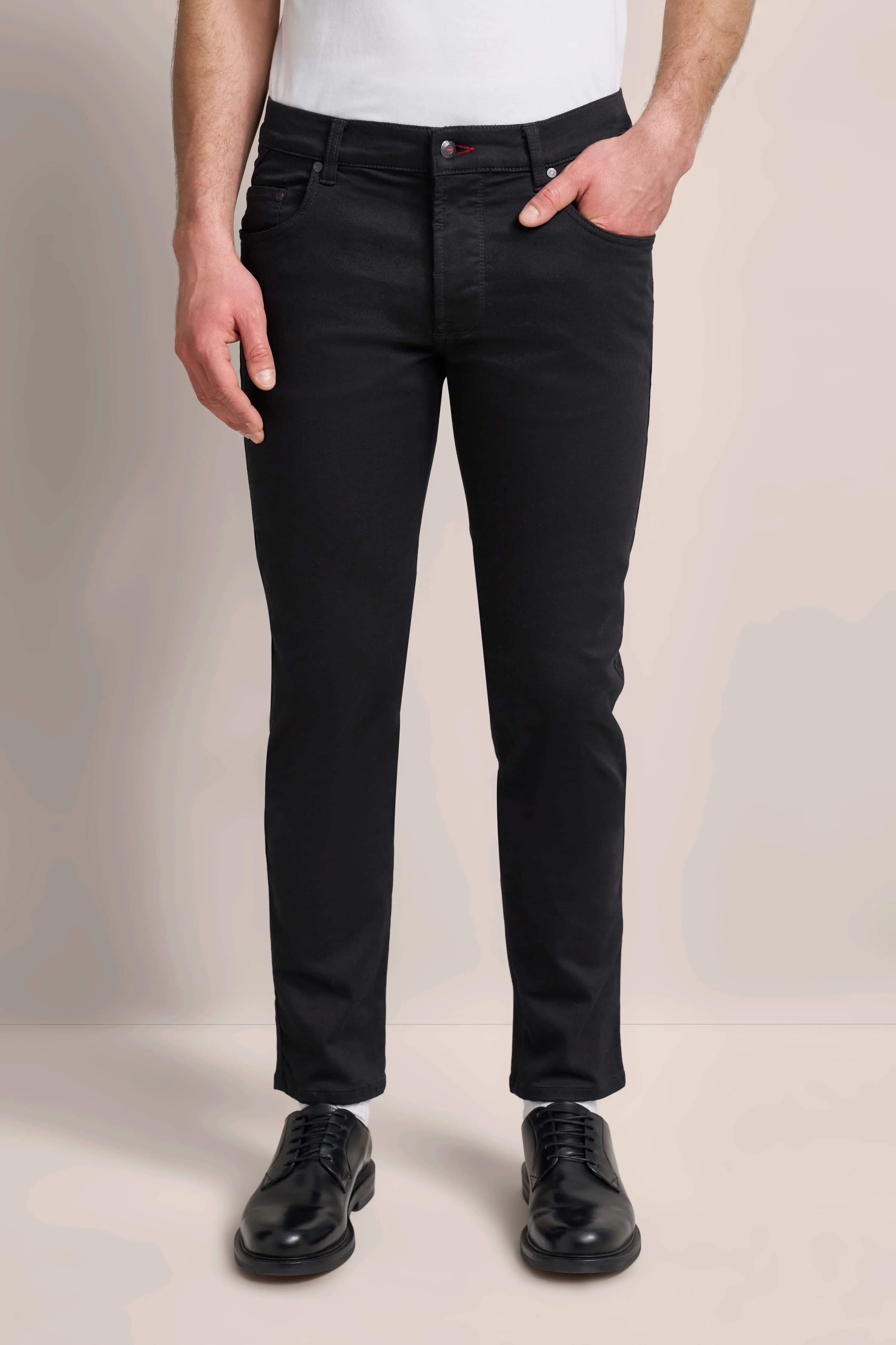 Jeans aus hochwertiger Baumwollmischung in schwarz. Angebot von bugatti DE/AT.