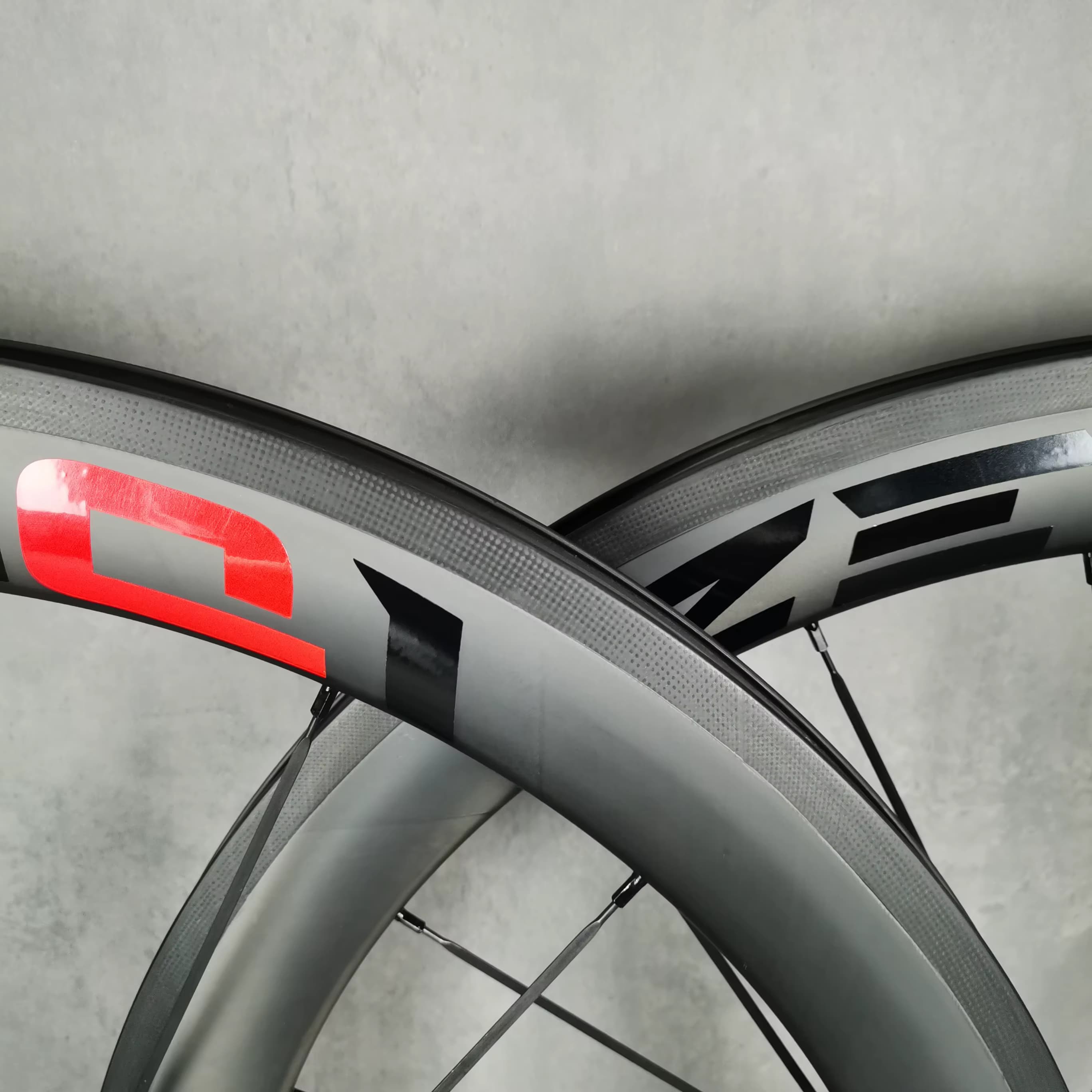 Ultraleichter T800 Carbon-Rennrad-Laufradsatz, 700C V-Brake Tubeless-Ready, 50 mm Aero-Tiefe, 25/28 mm Breite mit individuellem Logo