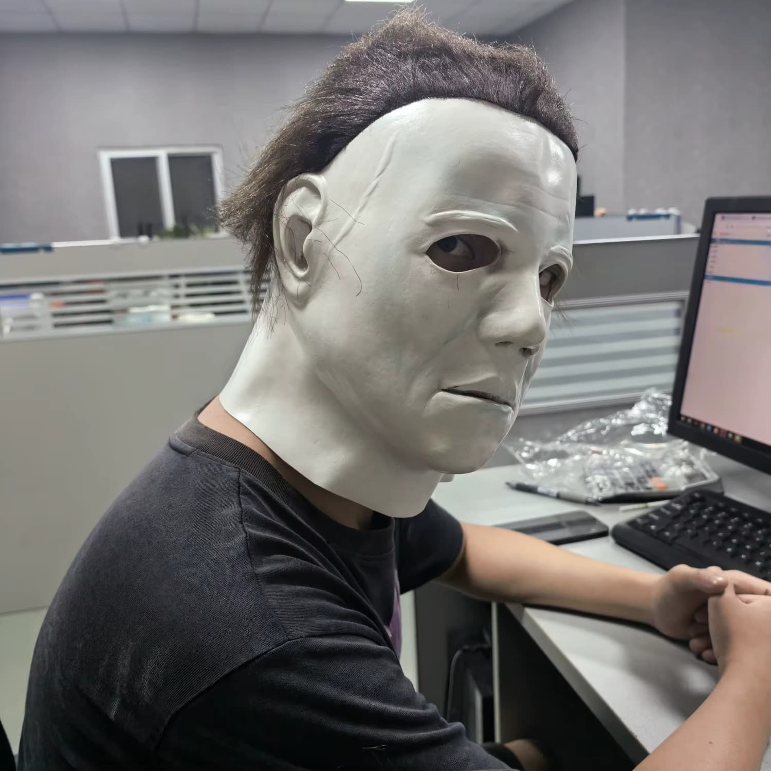 Weißes Gesicht Michael Myers Halloween-Maske 1978, Gummi-Vollkopf-Gruselmaske mit Perücke für Halloween-Kostümzubehör