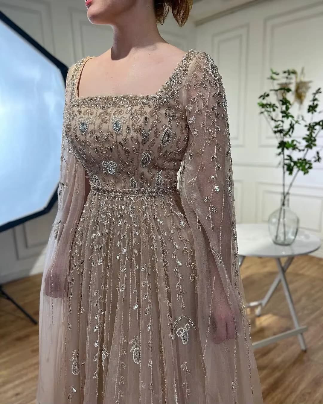 Maßgeschneiderte Exquisite Kristall-Applikationen Abendkleider Damen Quadratischer Ausschnitt Langarm Tüll A-Linie Schleppe Abendkleid
