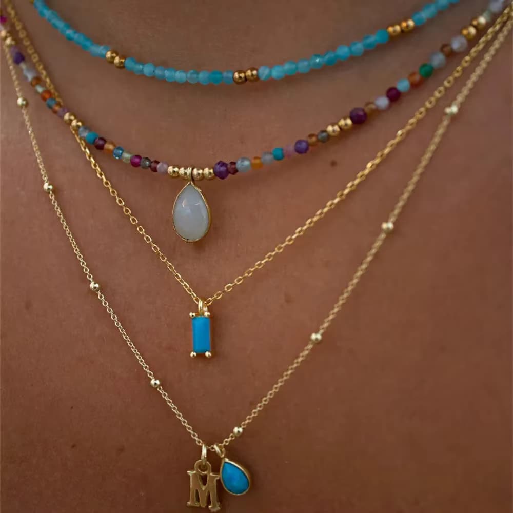 2023 mode Multilayer Boho Bunte Perle Kette Halskette Für Frauen Weibliche Kristall Wasser Tropfen Metall Brief Anhänger Schmuck Geschenk