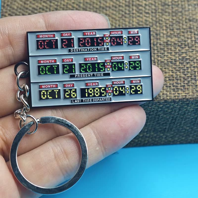 Zurück in die Zukunft Schlüsselanhänger Zeitmaschine Emaille Schlüsselanhänger Klassische Science-Fiction-Komödie Film Schmuck Geschenke